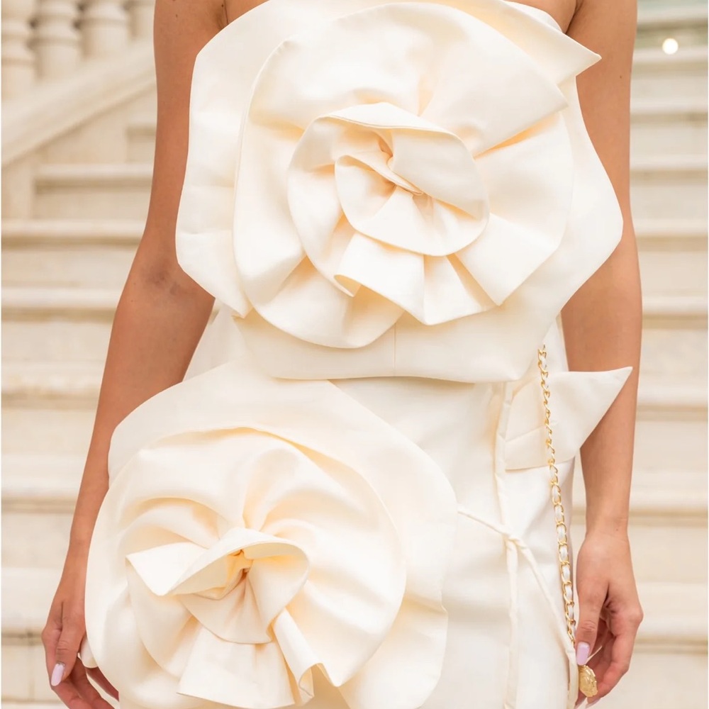 Elegant Cream Ivori Strapless Dress with Floral Details - Sierra Darrien